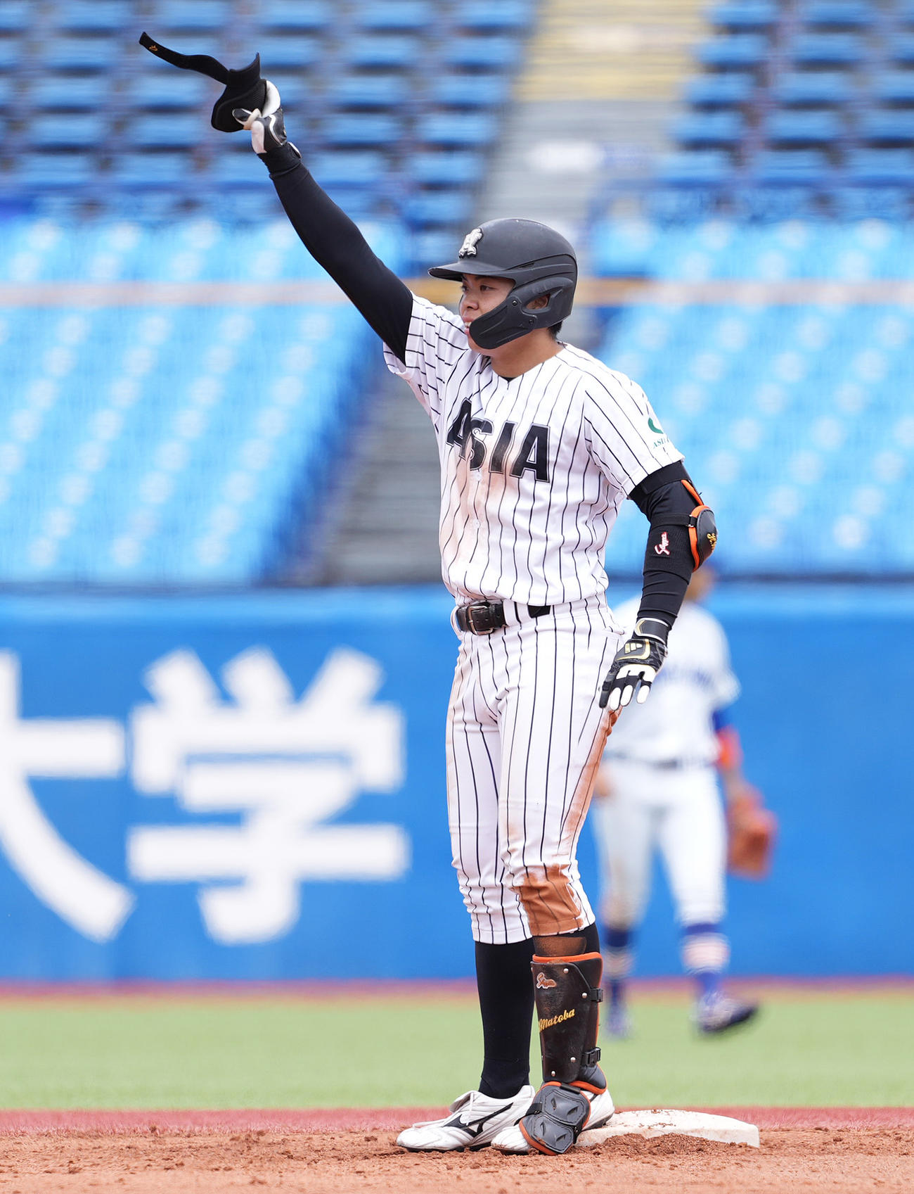 亜大対駒大　8回表亜大1死二塁、左適時二塁打を放った的場は塁上で手を挙げる（撮影・鈴木みどり）