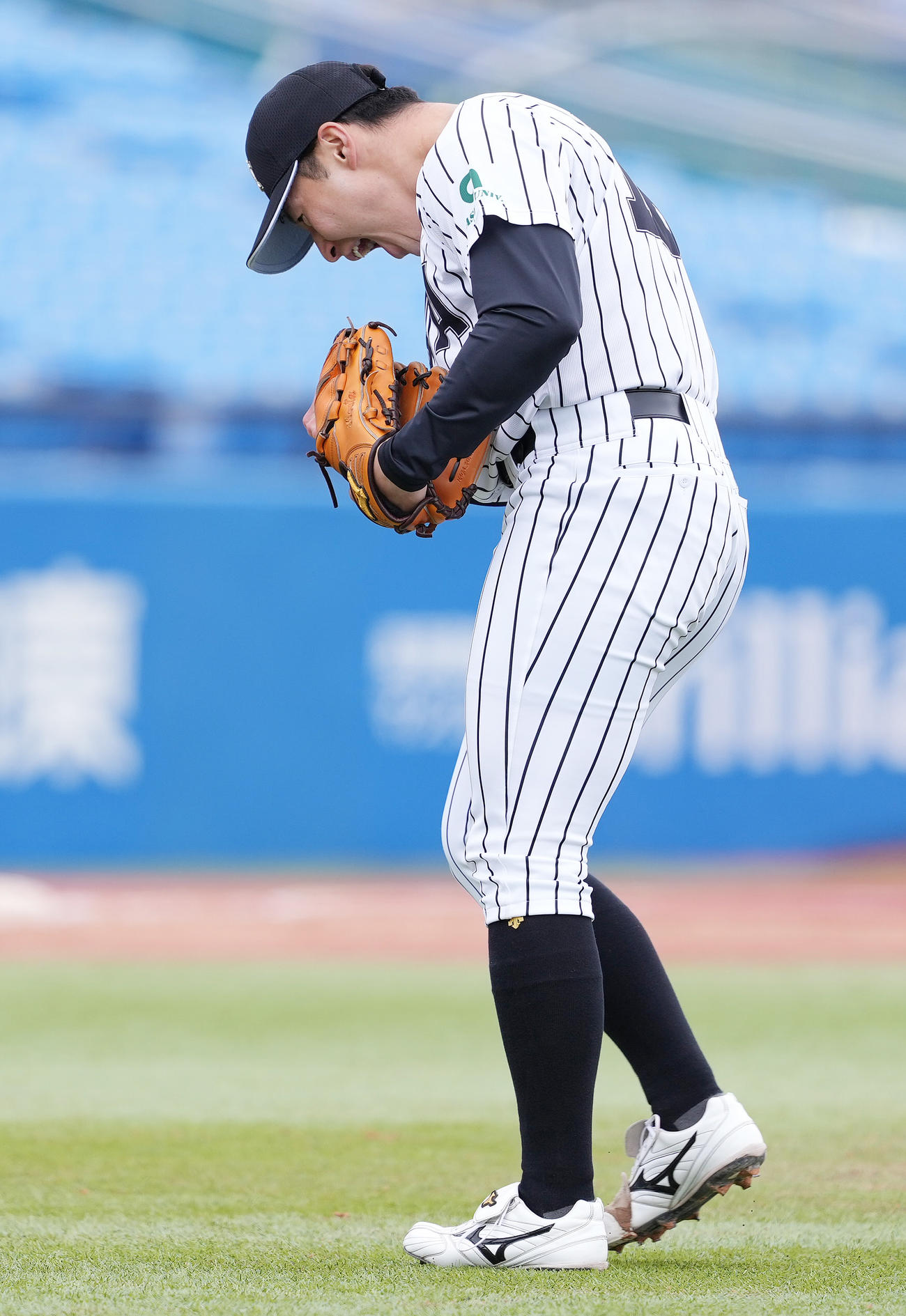 亜大対駒大　8回裏駒大2死満塁、角田を遊ゴロに仕留めガッツポーズする北嶋（撮影・鈴木みどり）