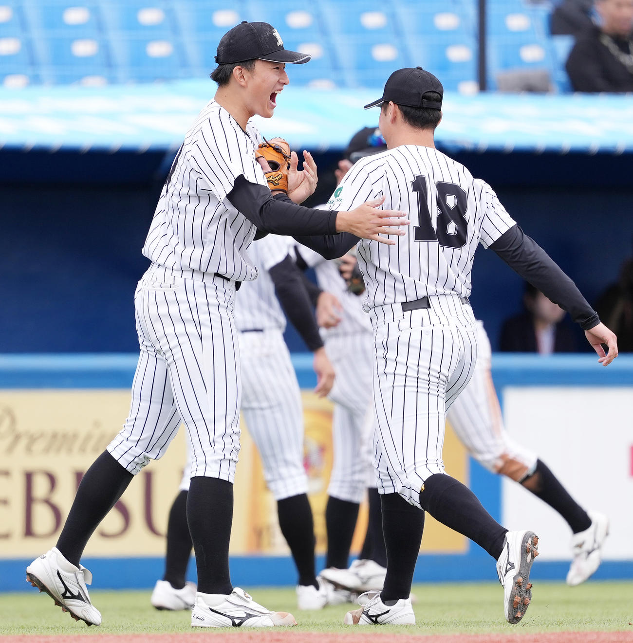 亜大対駒大　8回裏駒大2死満塁、角田を遊ゴロに仕留めた2番手北嶋（右）を迎える斉藤（撮影・鈴木みどり）