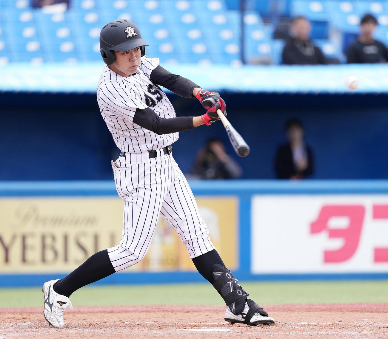 亜大対駒大　9回表亜大無死、右越えソロ本塁打を放つ西川（撮影・鈴木みどり）