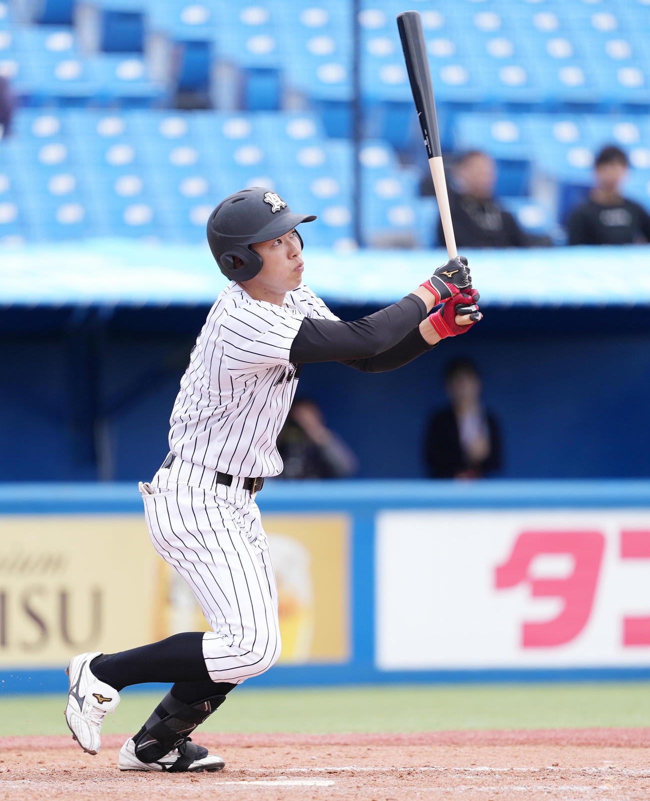 亜大対駒大　9回表亜大無死、右越えソロ本塁打を放つ西川（撮影・鈴木みどり）