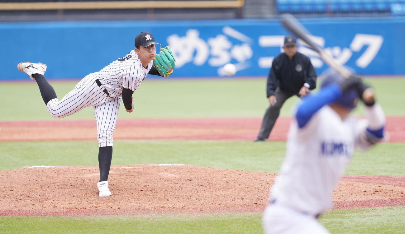 亜大対駒大　先発し力投する亜大・斉藤（撮影・鈴木みどり）