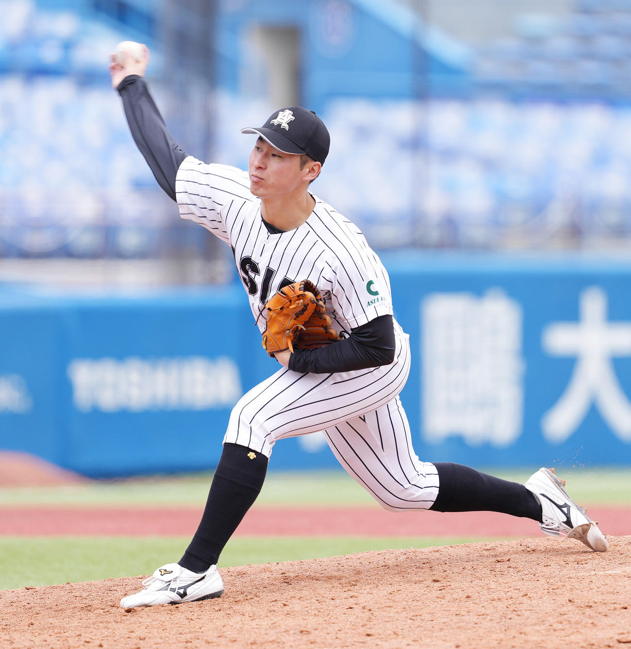 亜大対駒大　8回裏途中から2番手で登板した亜大・北嶋（撮影・鈴木みどり）