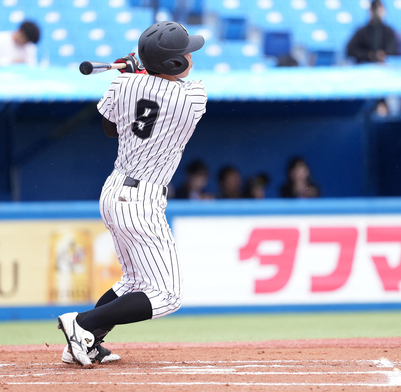 亜大対駒大　1回表亜大2死二塁、先制の左前適時打を放つ西川（撮影・鈴木みどり）