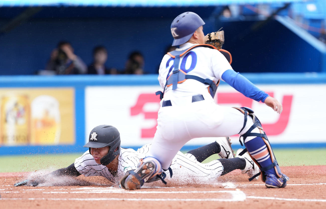 亜大対駒大　1回表亜大2死二塁、西川の先制の左前適時打で生還する二塁走者的場。捕手服部（撮影・鈴木みどり）