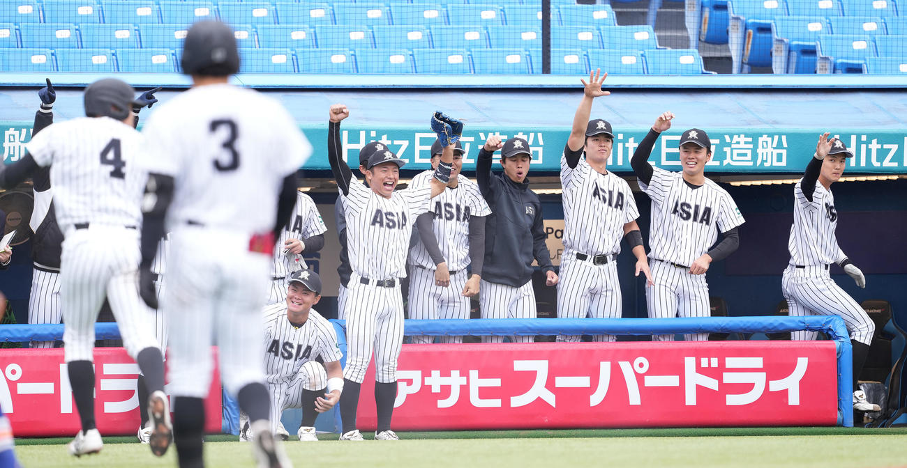 亜大対駒大　1回表亜大2死二塁、西川の先制の左前適時打に盛り上がるベンチ（撮影・鈴木みどり）