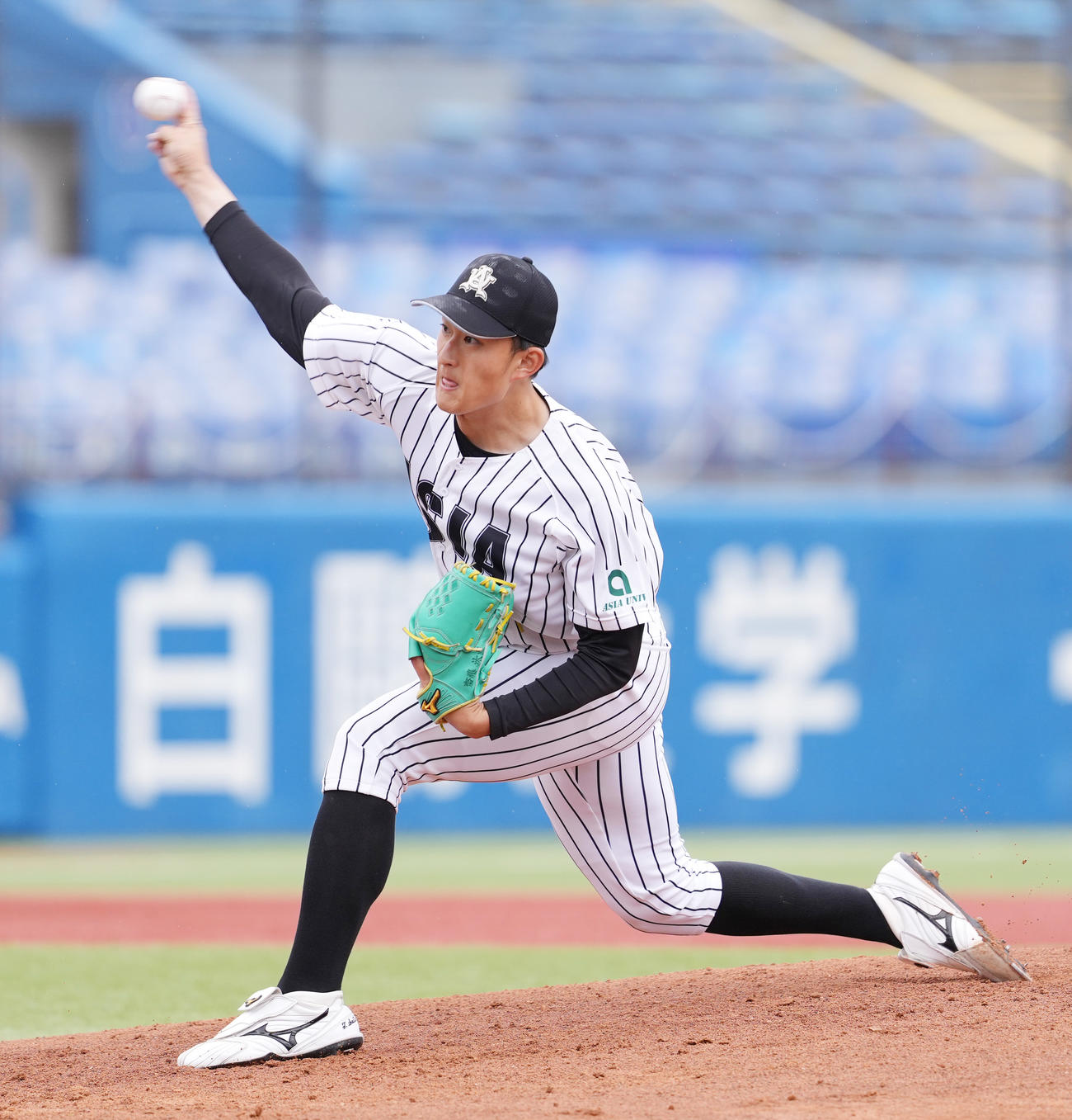 亜大対駒大　先発し力投する亜大・斉藤（撮影・鈴木みどり）