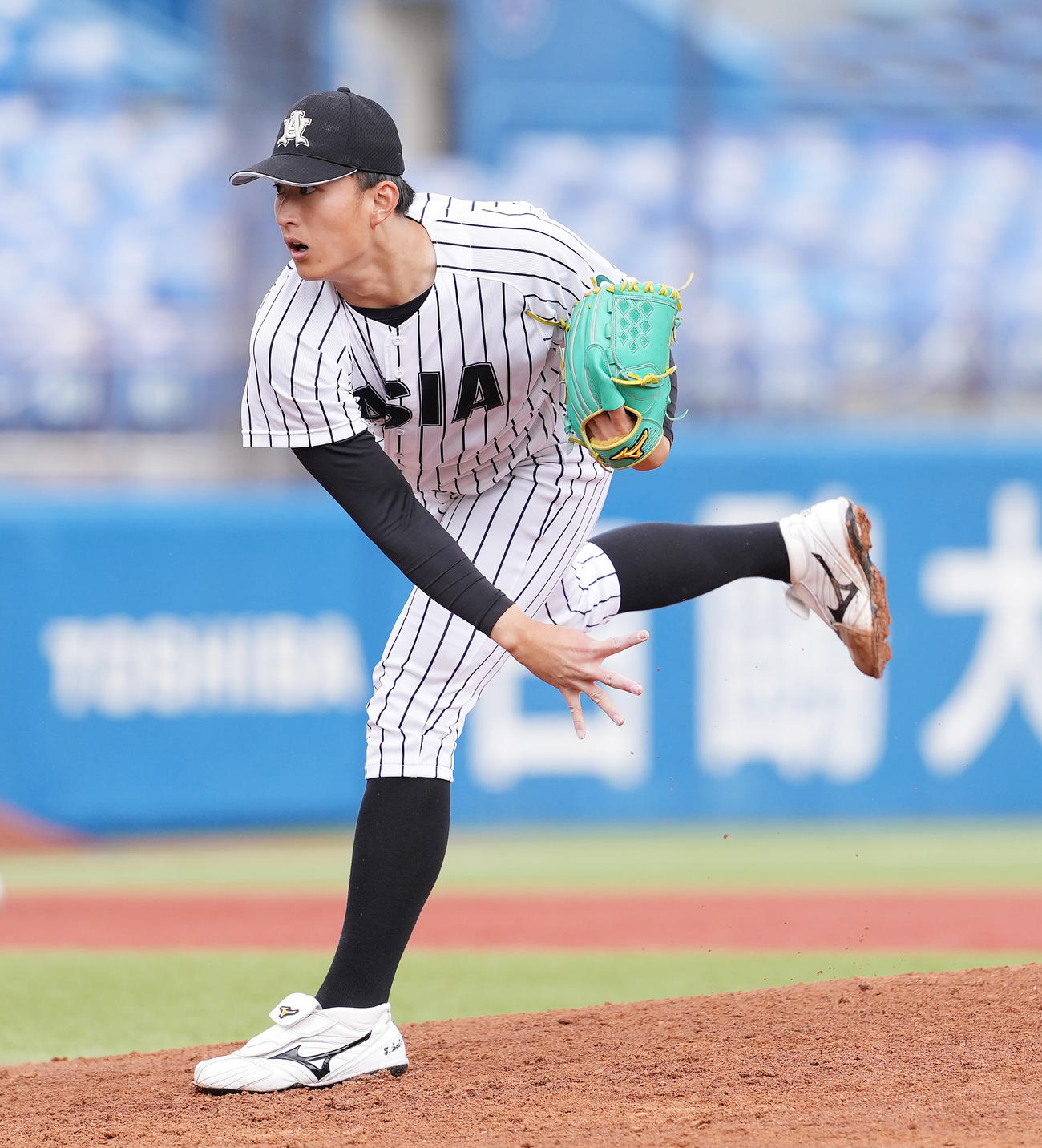 亜大対駒大　先発し力投する亜大・斉藤（撮影・鈴木みどり）