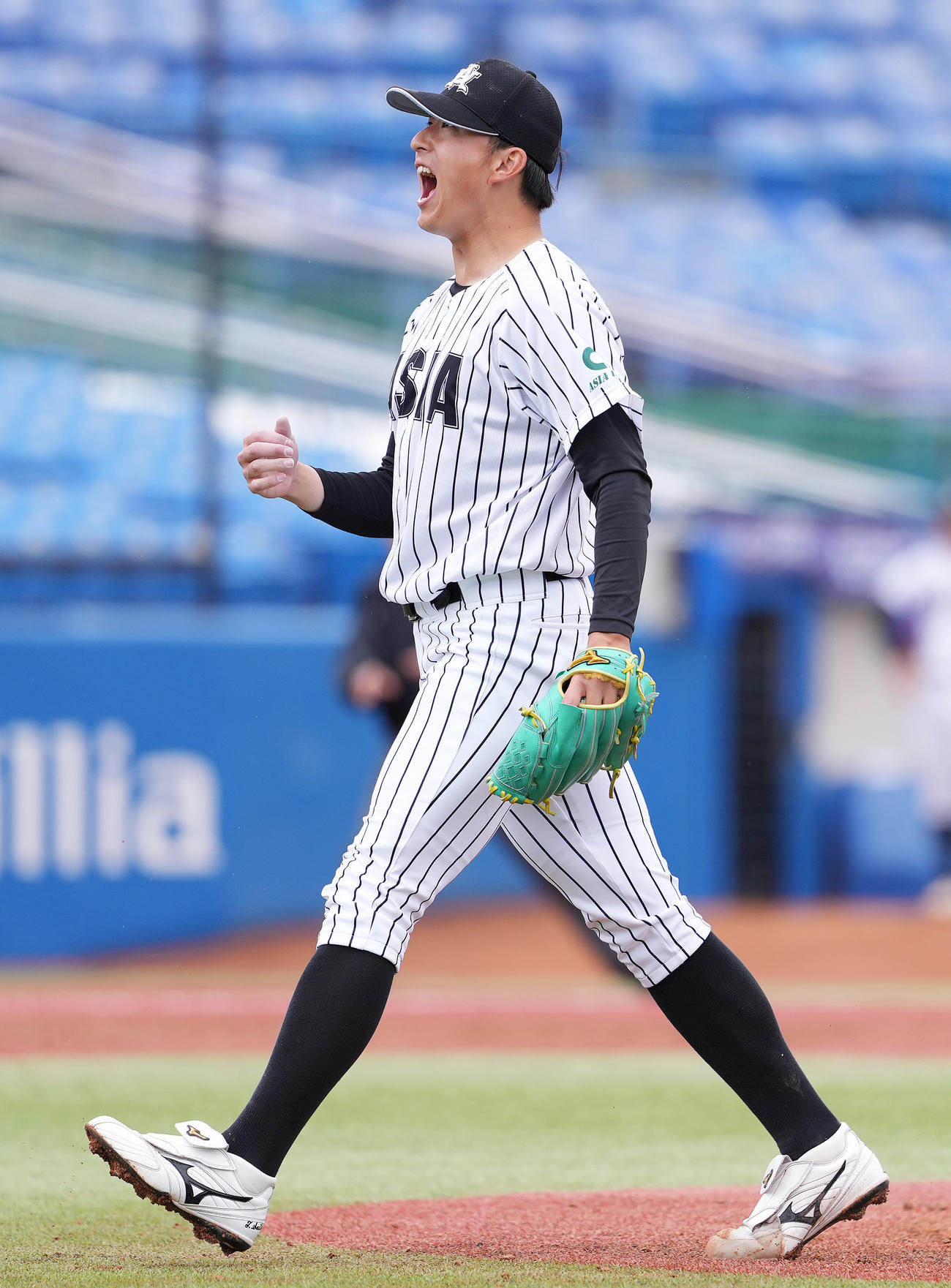 亜大対駒大　5回裏駒大2死一塁、水畑を見逃し三振に仕留め、雄たけびを上げる斉藤（撮影・鈴木みどり）