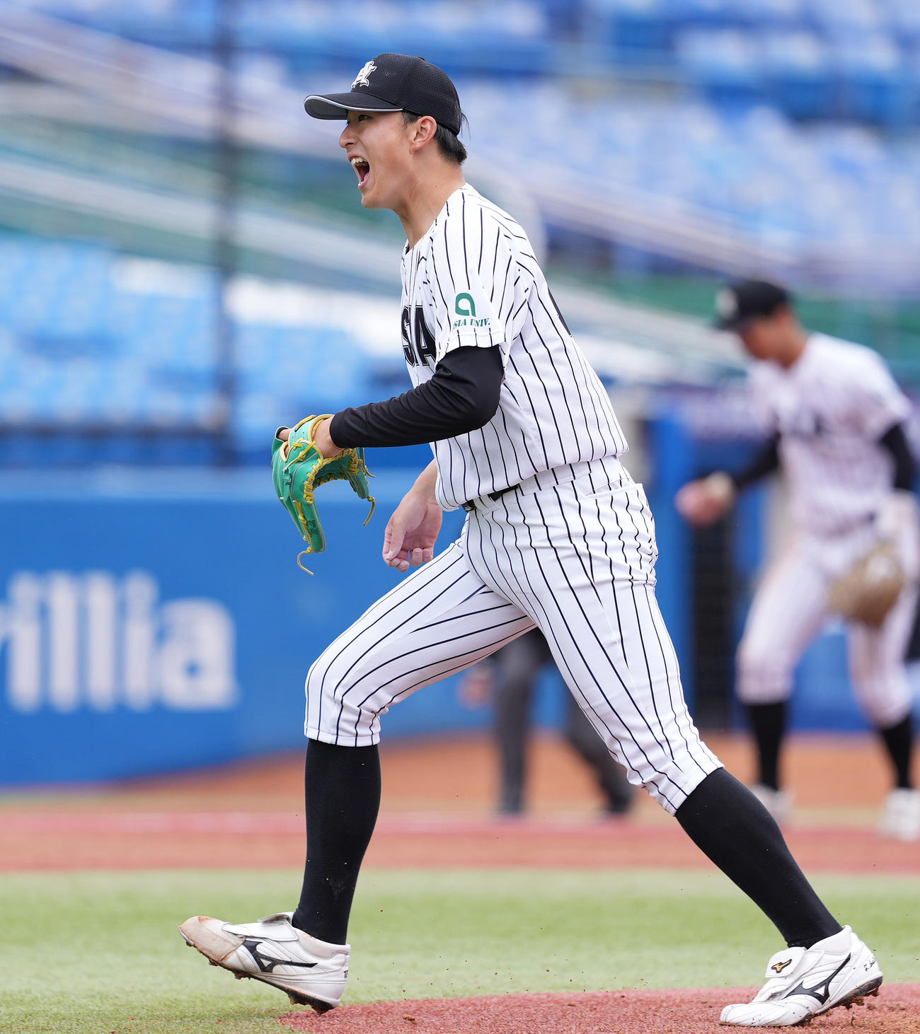 亜大対駒大　6回裏駒大2死、角田を空振り三振に仕留めほえる斉藤（撮影・鈴木みどり）