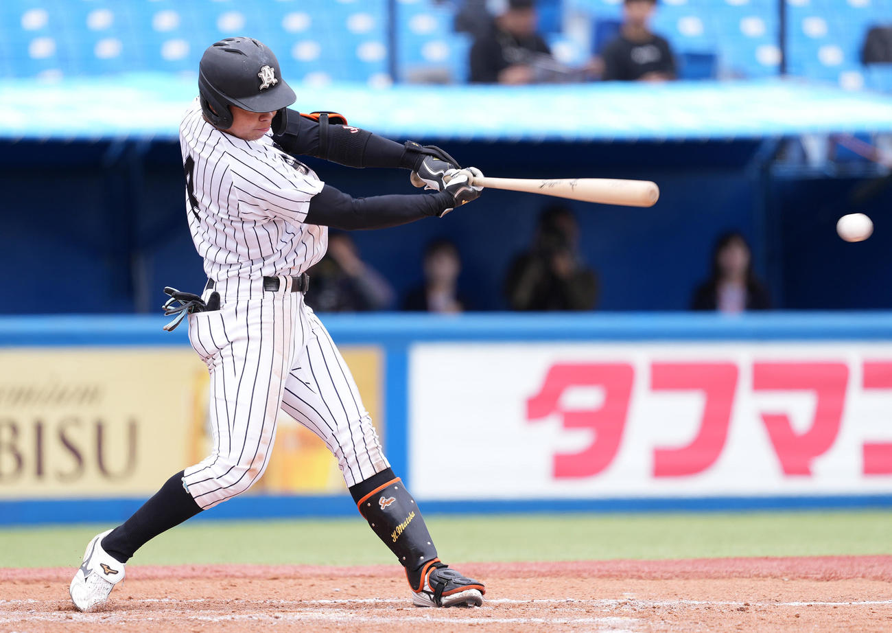 亜大対駒大　8回表亜大1死二塁、左適時二塁打を放つ的場（撮影・鈴木みどり）