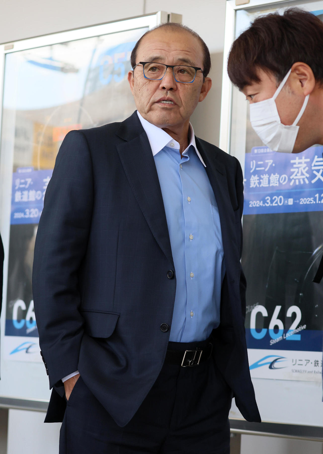 横浜へ移動する岡田監督（撮影・加藤哉）
