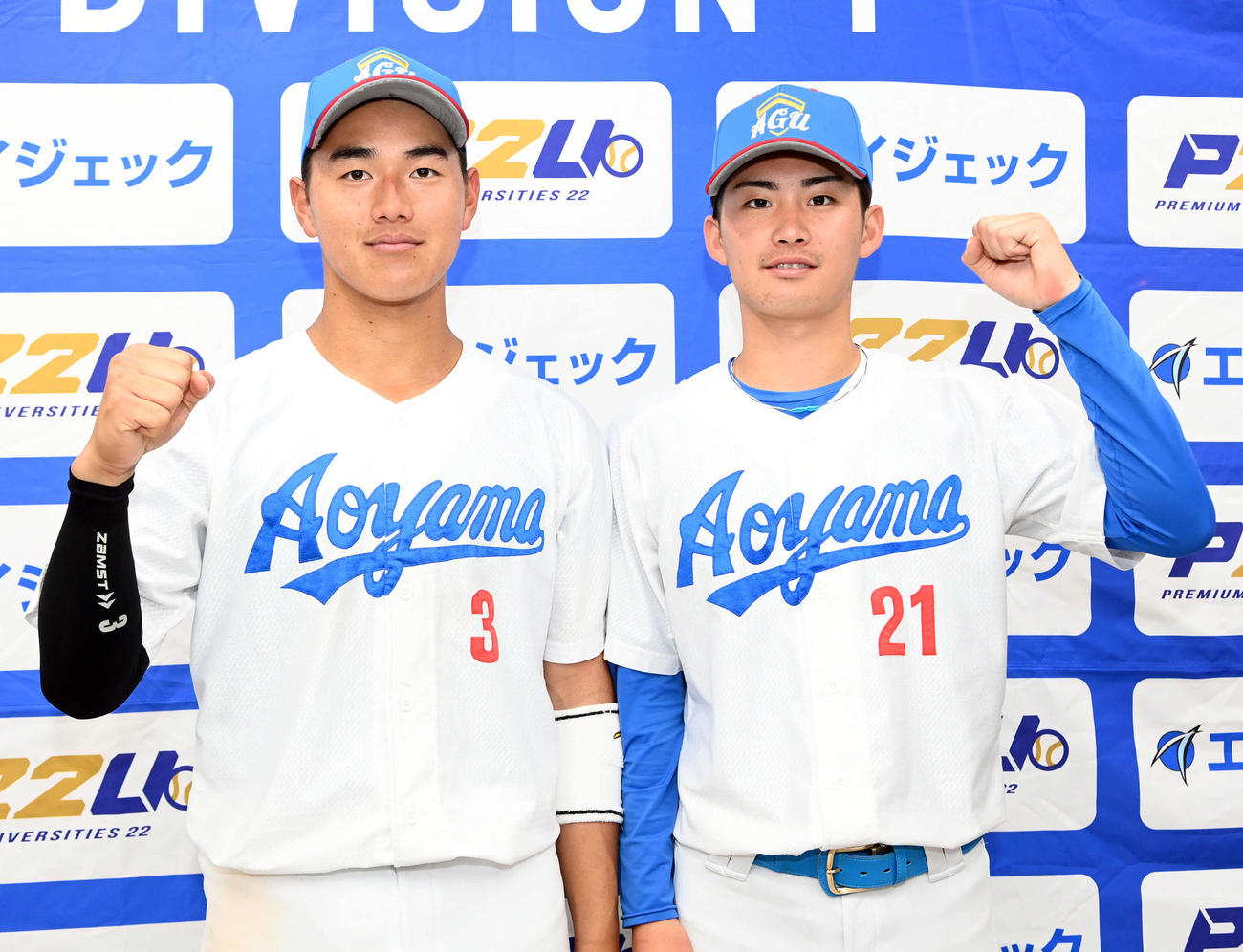 青学大対中大　中大に勝利し笑顔を見せる青学大西川（左）と児玉（撮影・たえ見朱実）