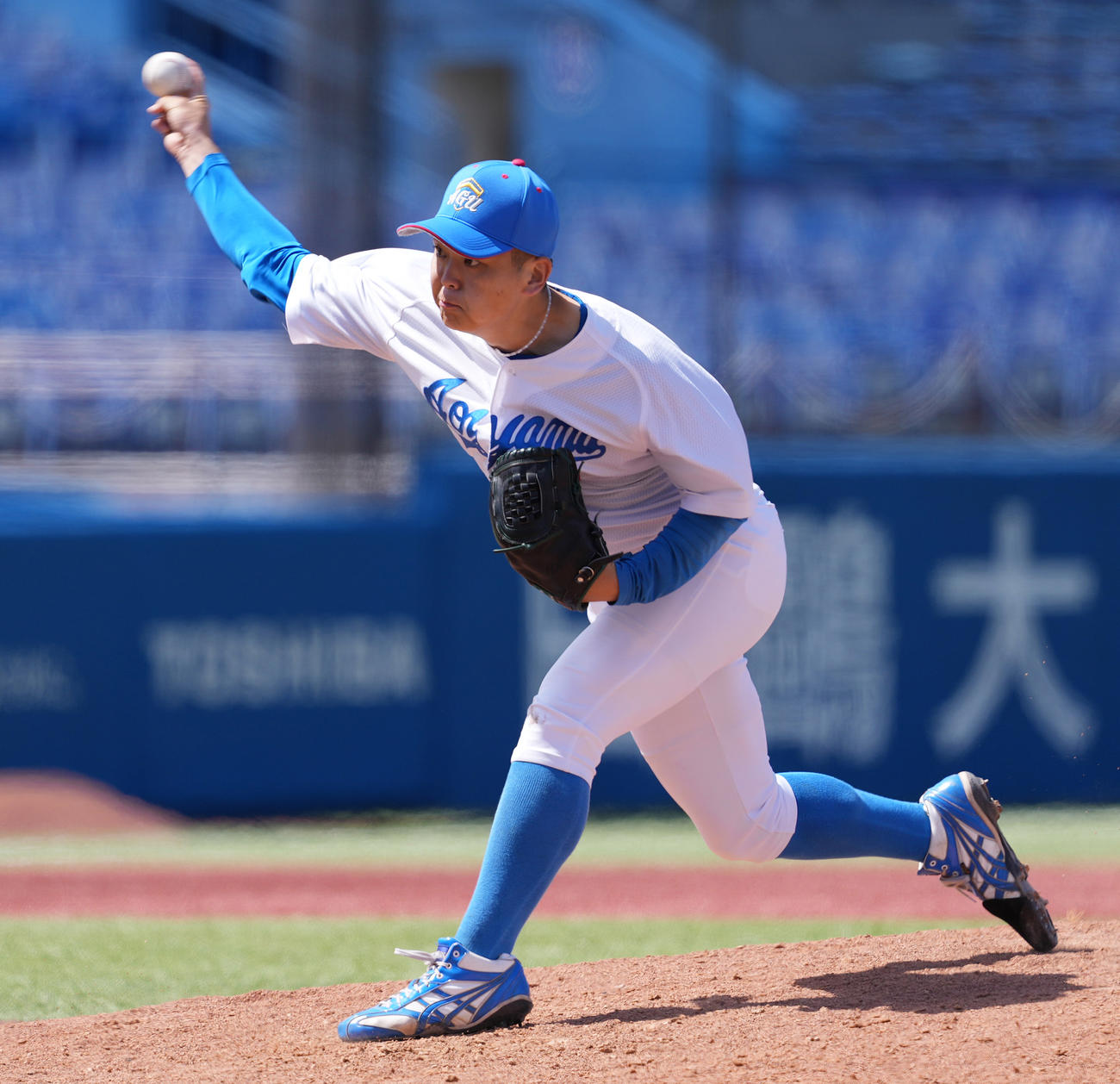 青学大対中大　7回裏途中から2番手で登板した青学大・中西（撮影・鈴木みどり）