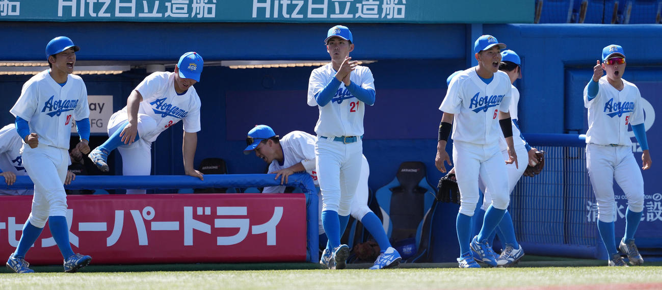 青学大対中大　中大に勝利し、手をたたく青学大・児玉（中央）（撮影・鈴木みどり）