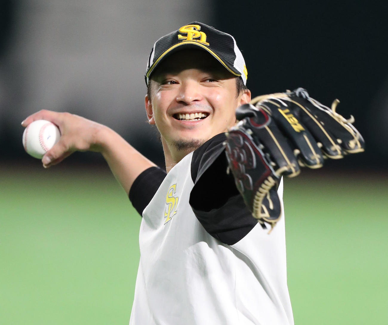 リラックスした表情でキャッチボールをする東浜（撮影・梅根麻紀）