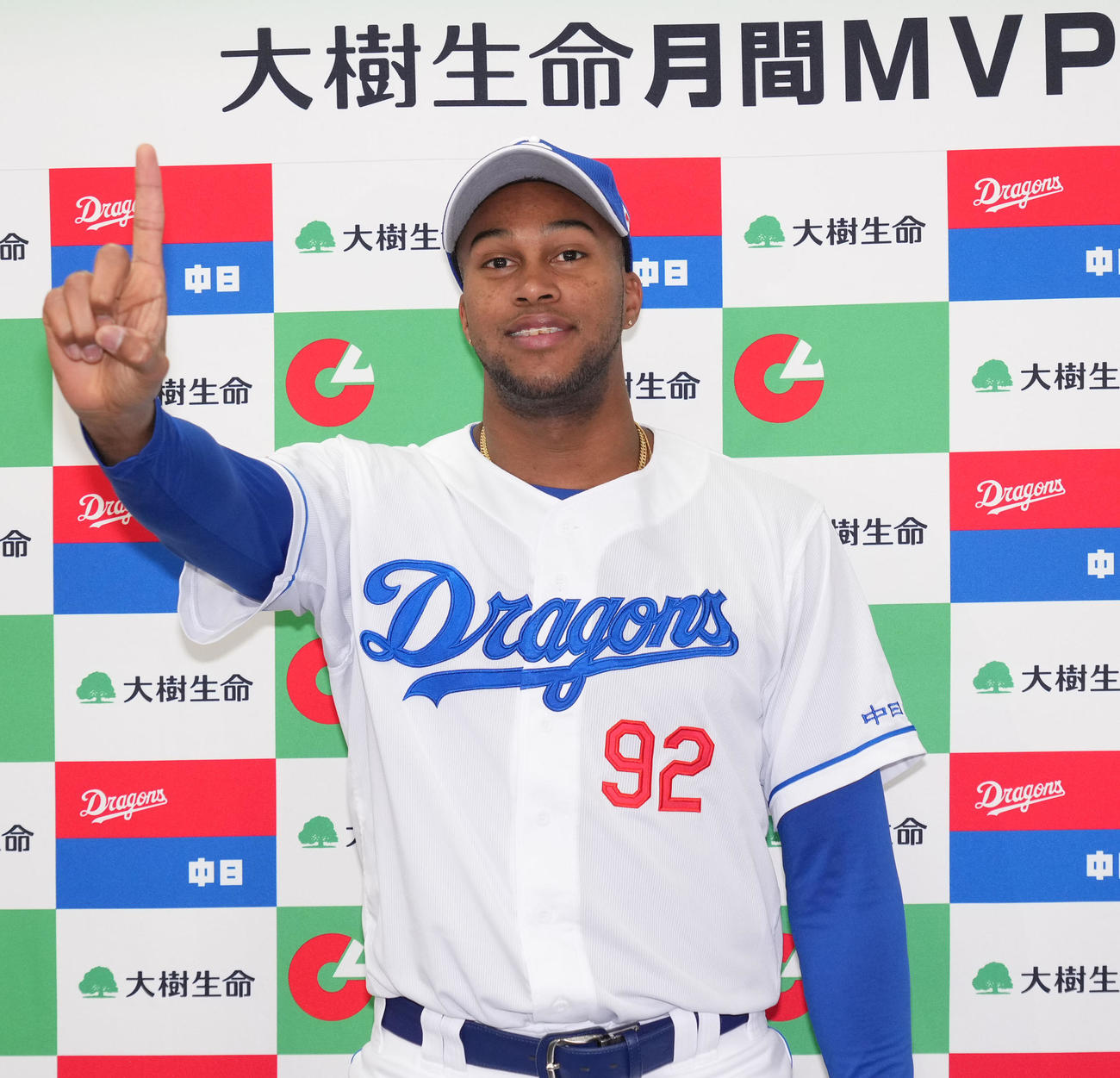 3、4月度「大樹生命月間MVP賞」を受賞し会見ご明るい表情でポーズを決めるライデル・マルティネス（撮影・森本幸一）