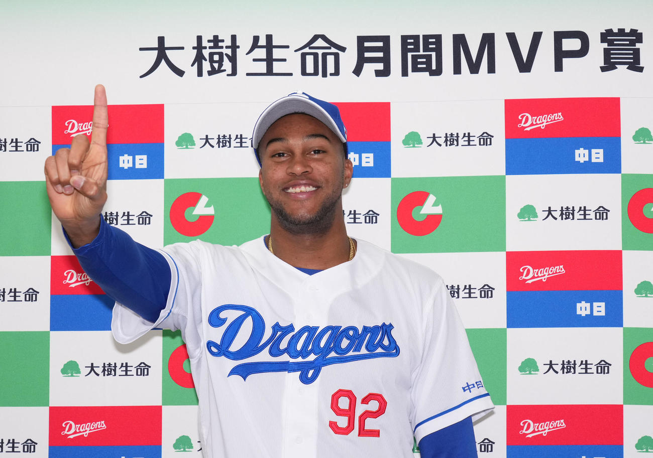 3、4月度「大樹生命月間MVP賞」を受賞し会見ご明るい表情でポーズを決めるライデル・マルティネス（撮影・森本幸一）