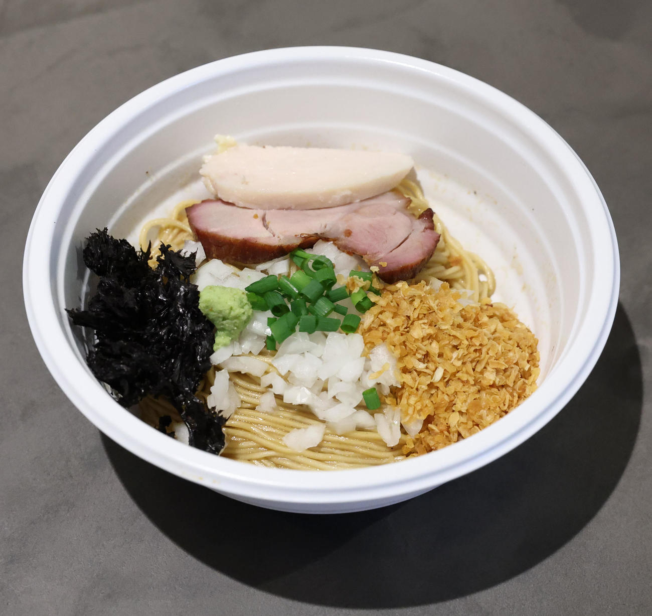 煮干しつけ麺宮元の「東京煮干し油そば」（撮影・佐藤翔太）