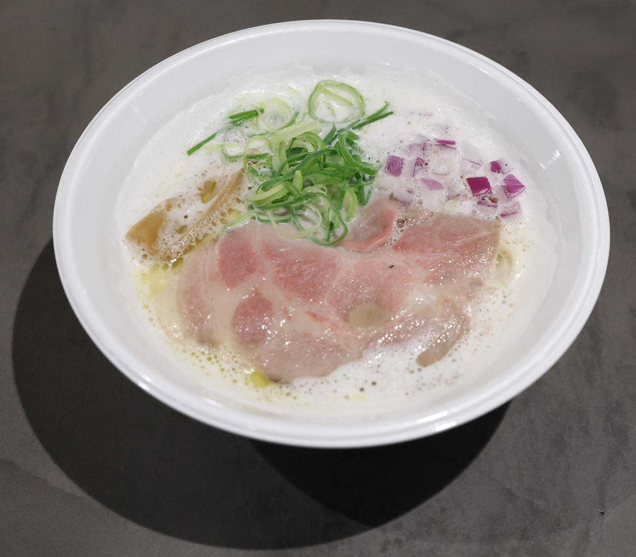 麺鍾馗の「特製塩白湯らぁ麺」（撮影・佐藤翔太）