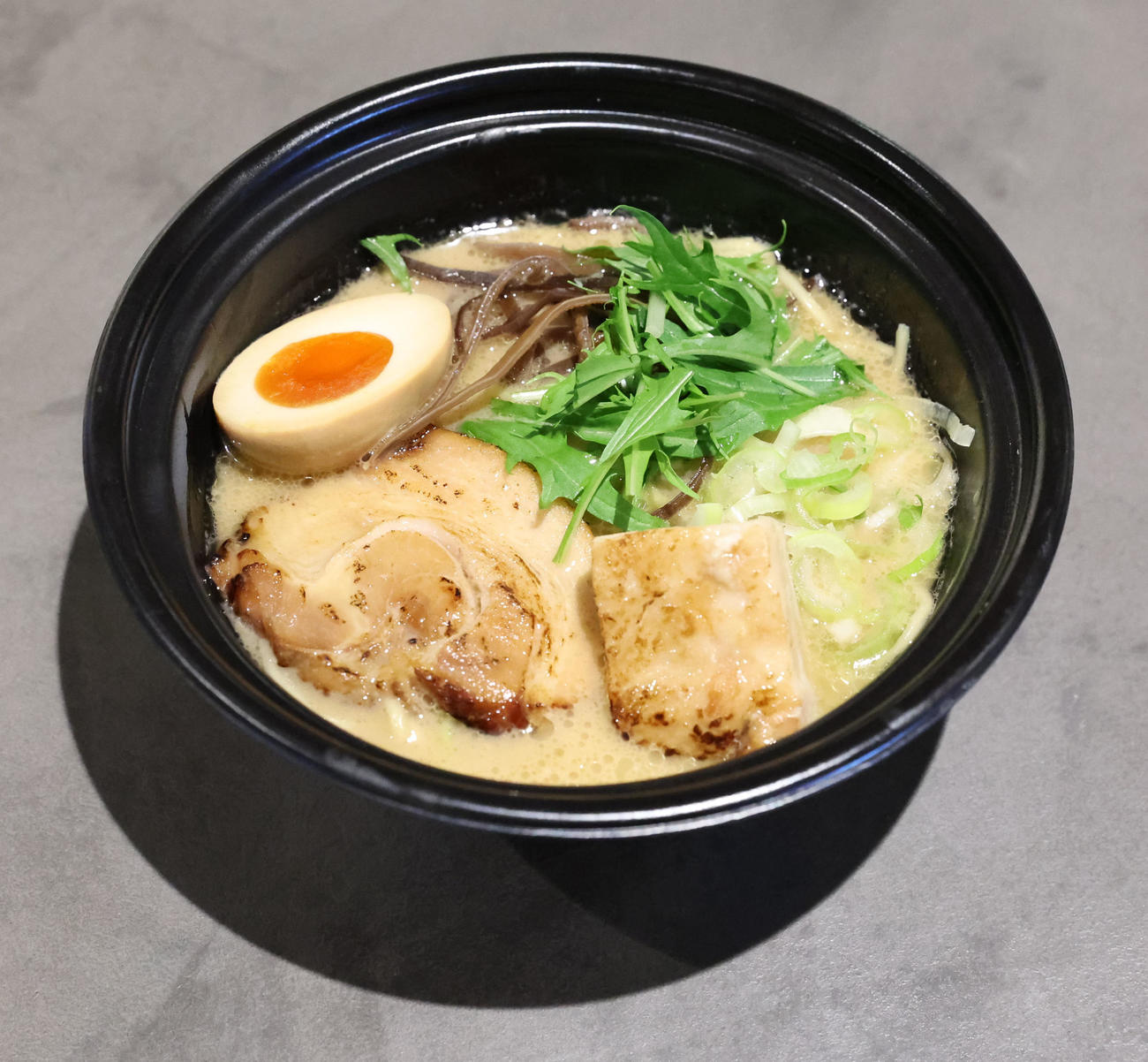 中村商店の「なにわの金の濃厚豚骨醤油」（撮影・佐藤翔太）