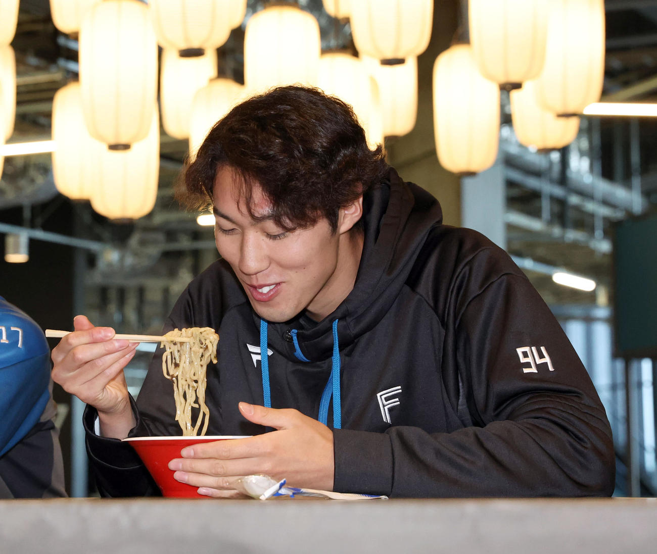 「七つ星横丁裏路地ラーメンテラス」のお披露目会でラーメンを試食する日本ハム福島（撮影・佐藤翔太）