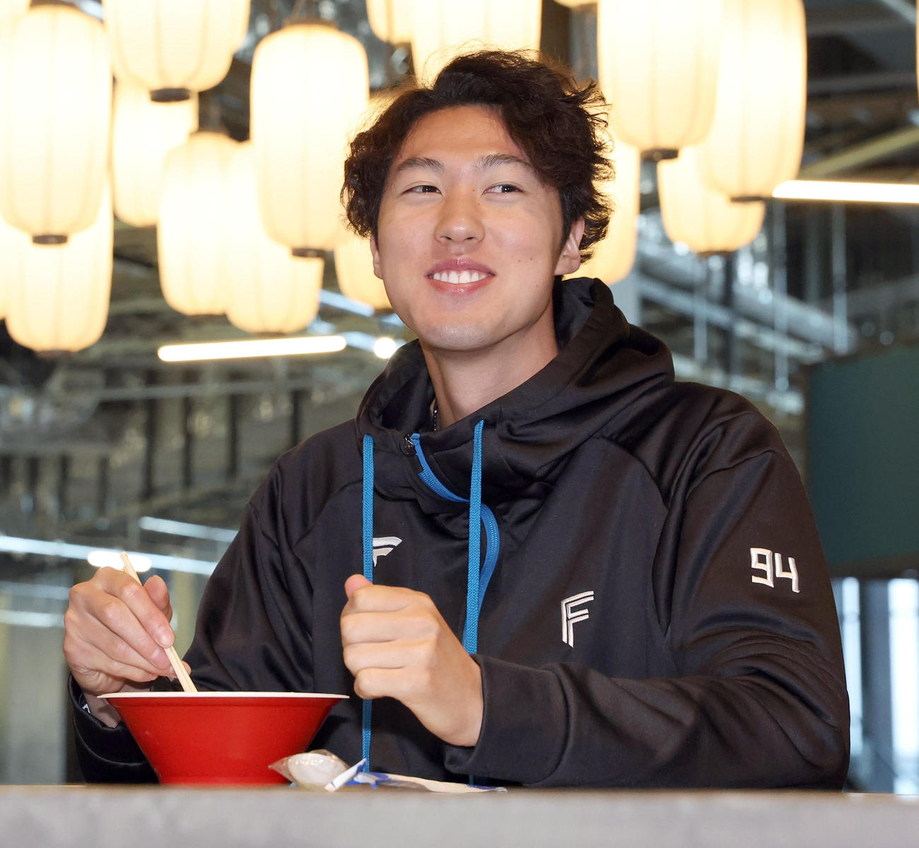 「七つ星横丁裏路地ラーメンテラス」のお披露目会でラーメンを試食する日本ハム福島（撮影・佐藤翔太）