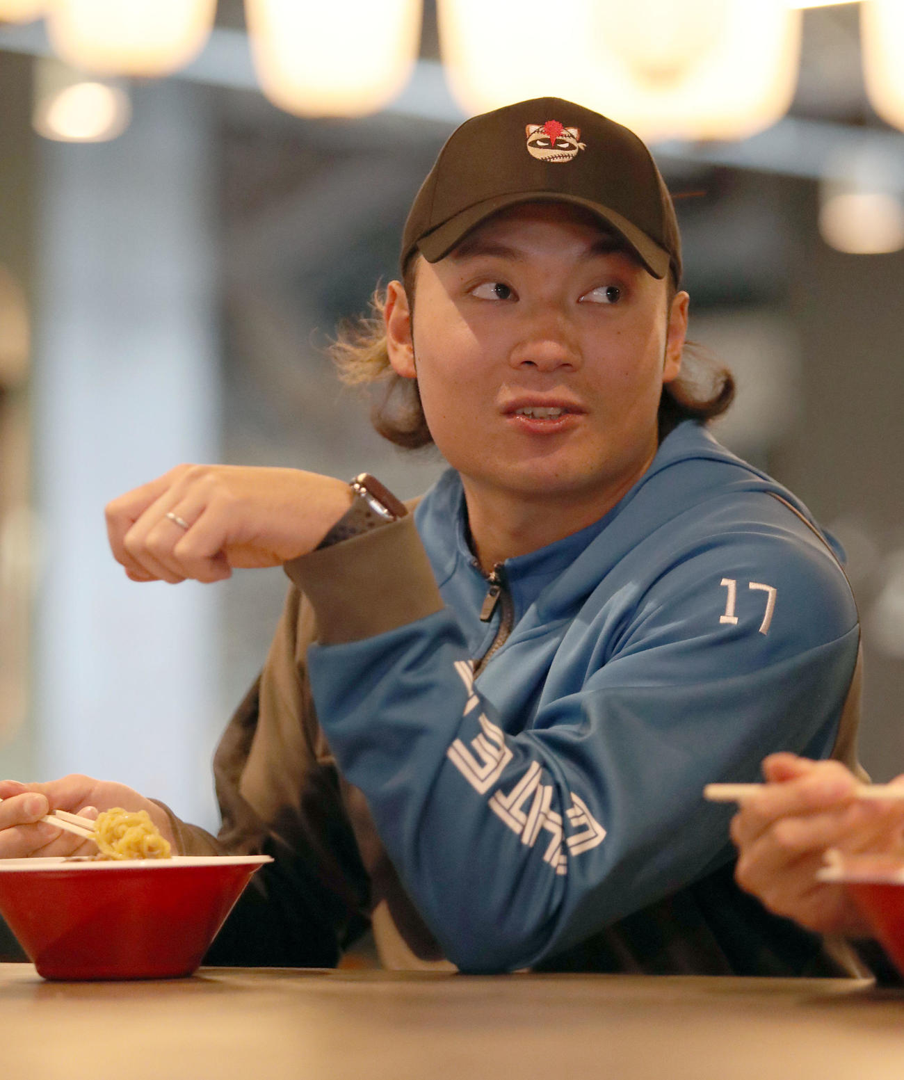 「七つ星横丁裏路地ラーメンテラス」のお披露目会でラーメンを試食する日本ハム伊藤（撮影・佐藤翔太）