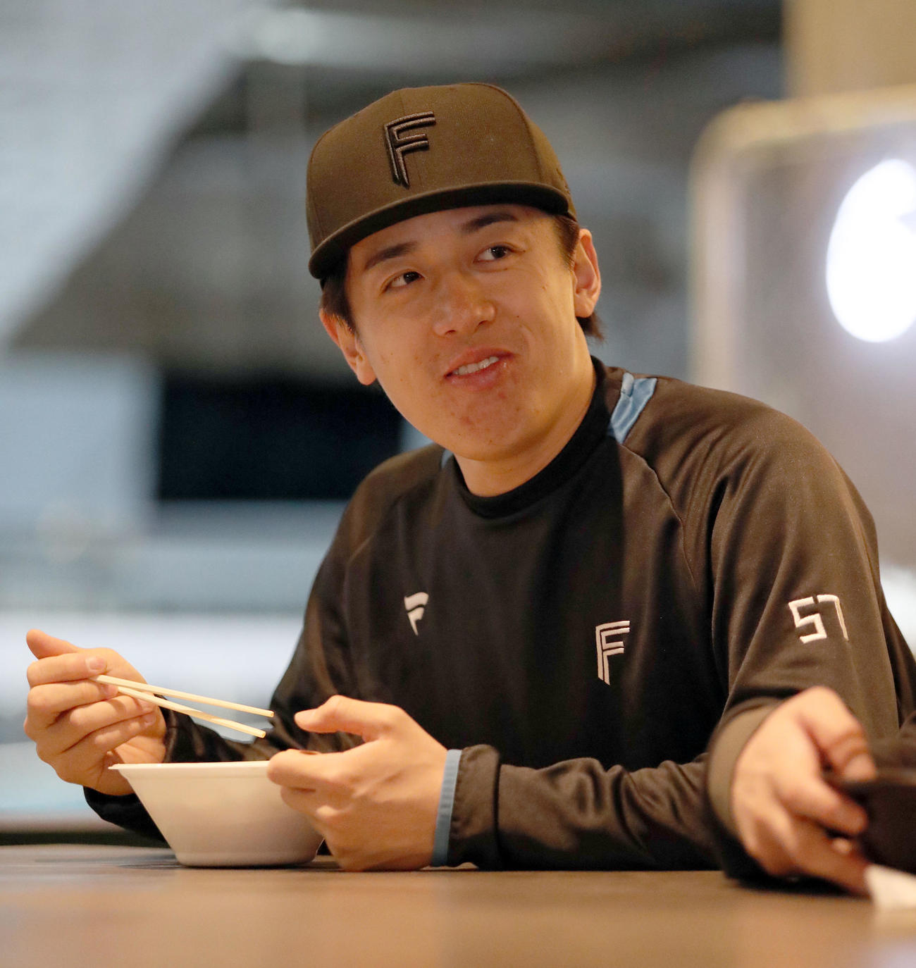 「七つ星横丁裏路地ラーメンテラス」のお披露目会でラーメンを試食する日本ハム北山（撮影・佐藤翔太）
