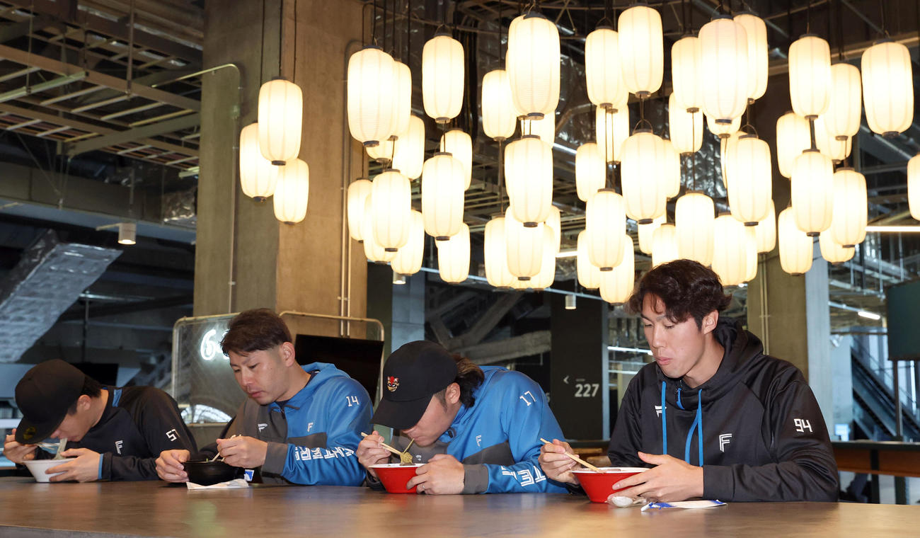 「七つ星横丁裏路地ラーメンテラス」のお披露目会でラーメンを試食する左から日本ハム北山、加藤貴、伊藤、福島（撮影・佐藤翔太）
