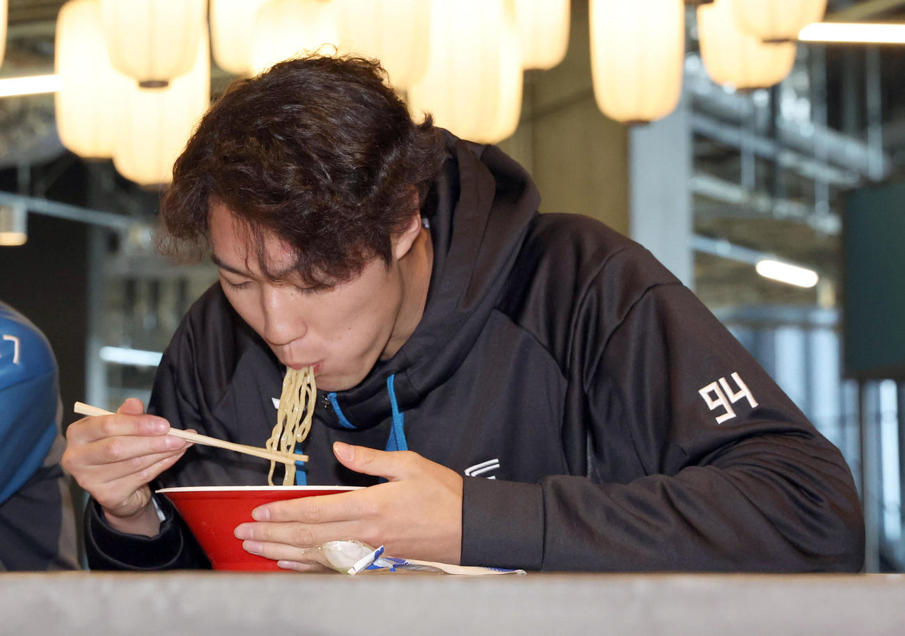 「七つ星横丁裏路地ラーメンテラス」のお披露目会でラーメンを試食する日本ハム福島（撮影・佐藤翔太）
