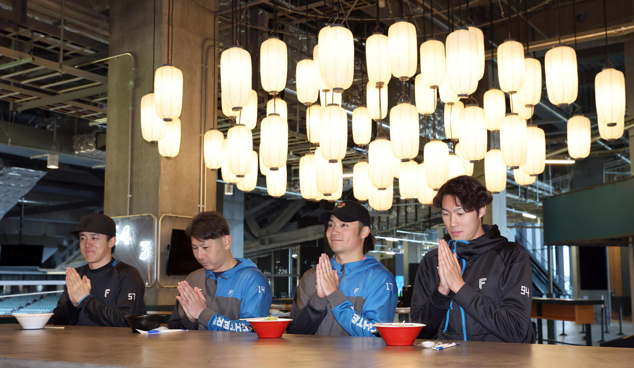「七つ星横丁裏路地ラーメンテラス」のお披露目会でラーメンを試食する左から日本ハム北山、加藤貴、伊藤、福島（撮影・佐藤翔太）