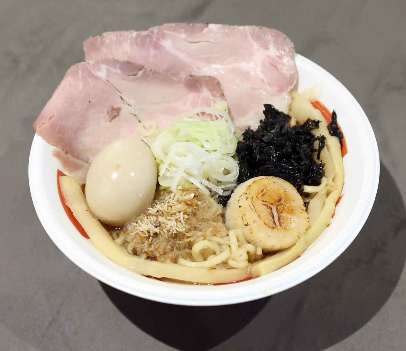 日本ハム福島が試食した人類みな北海道の「道産炙りホタテ醤油ラーメン」（撮影・佐藤翔太）