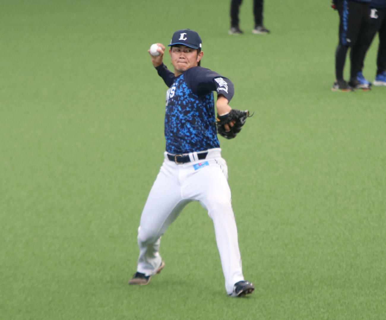 キャッチボールをする西武青山（撮影・山崎純一）