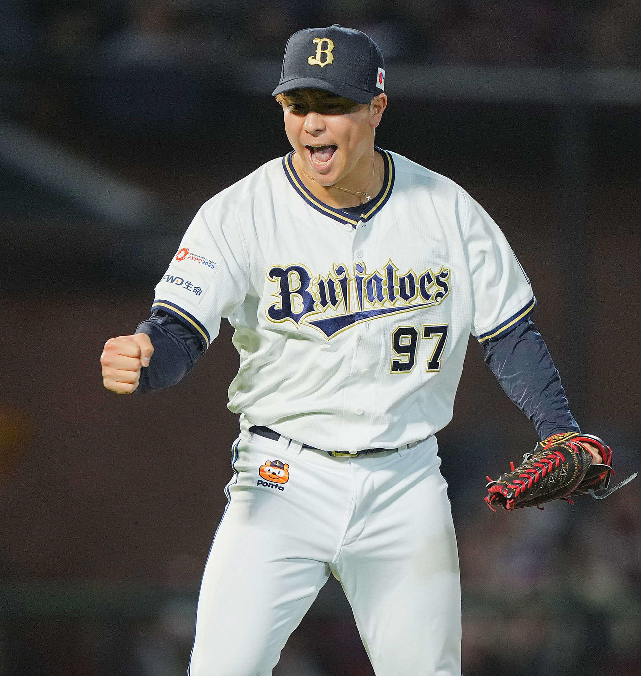 楽天対オリックス　8回裏楽天2死一、三塁、鈴木大を遊直に仕留め雄たけびをあげる古田島（2024年5月6日撮影）