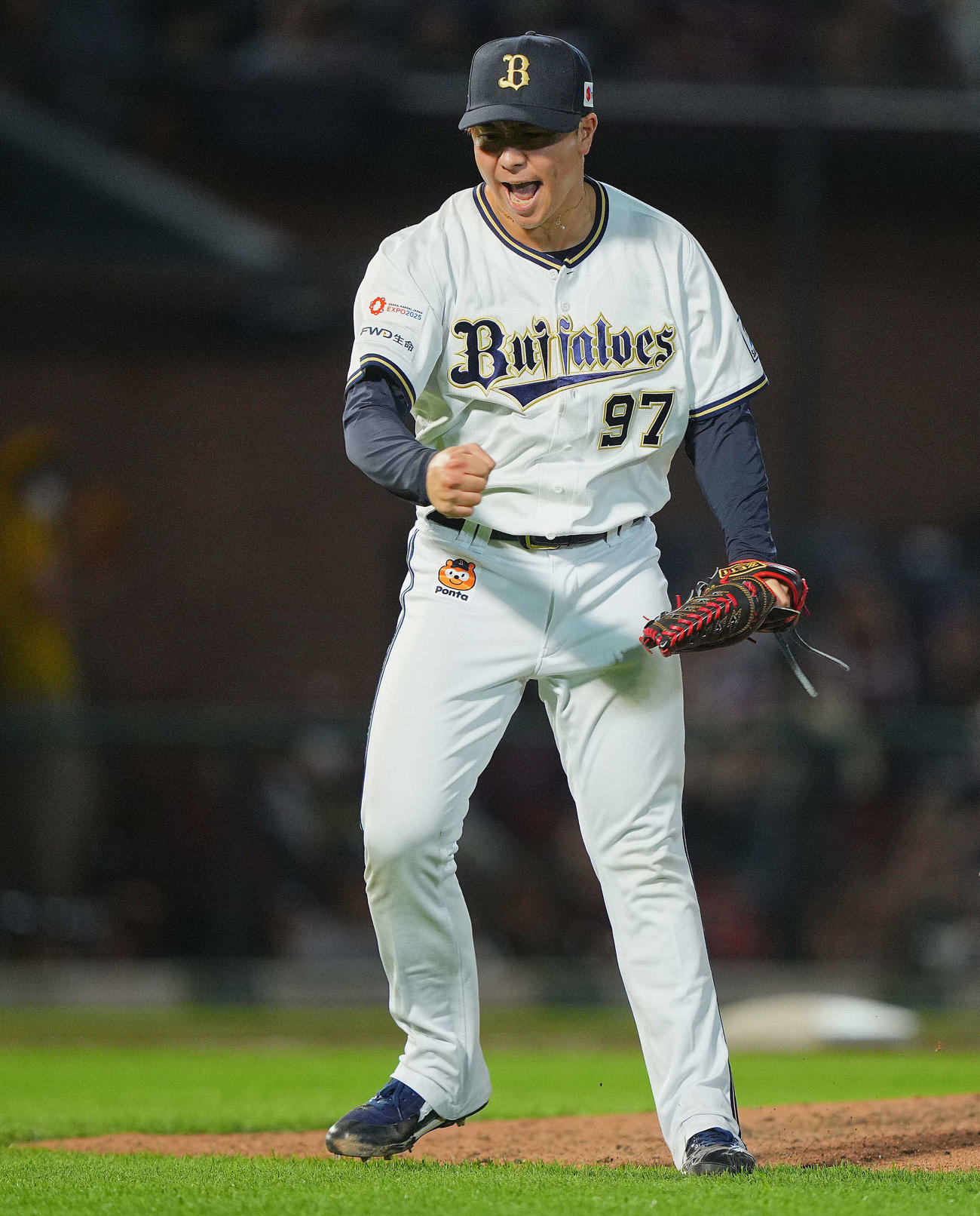楽天対オリックス　8回裏楽天2死一、三塁、鈴木大を遊直に仕留め雄たけびをあげる古田島（2024年5月6日撮影）