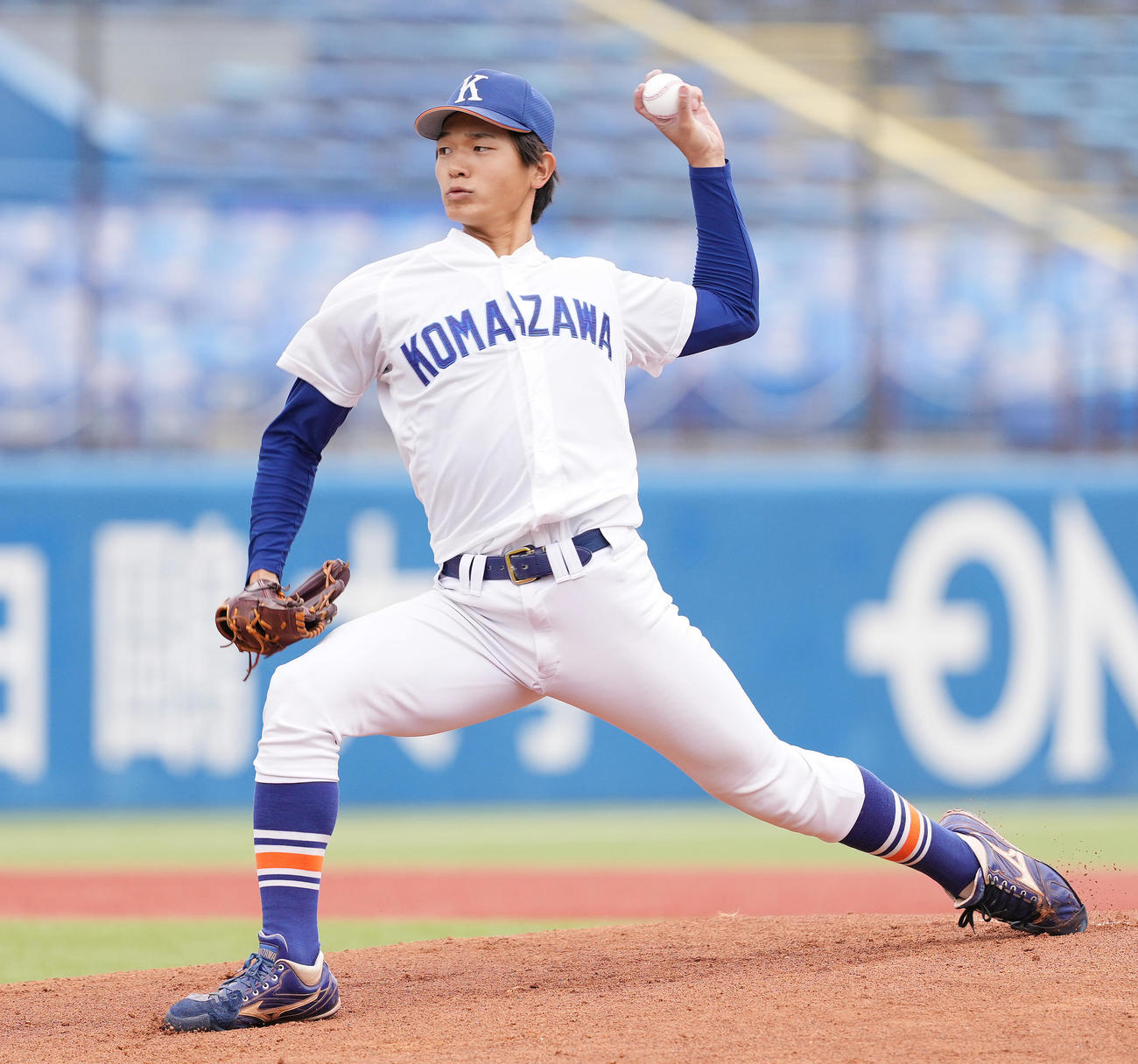 亜大対駒大　先発し力投する駒大・高井（撮影・鈴木みどり）