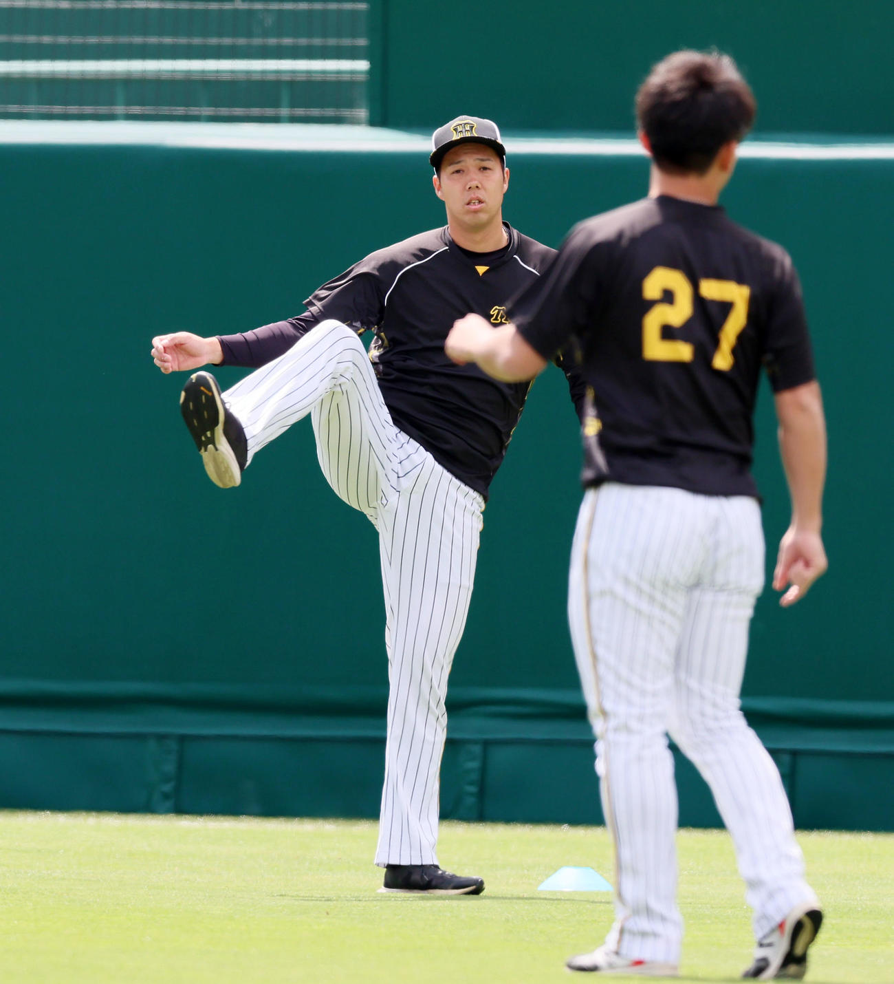 投手の指名練習でウオーミングアップする青柳（撮影・加藤哉）