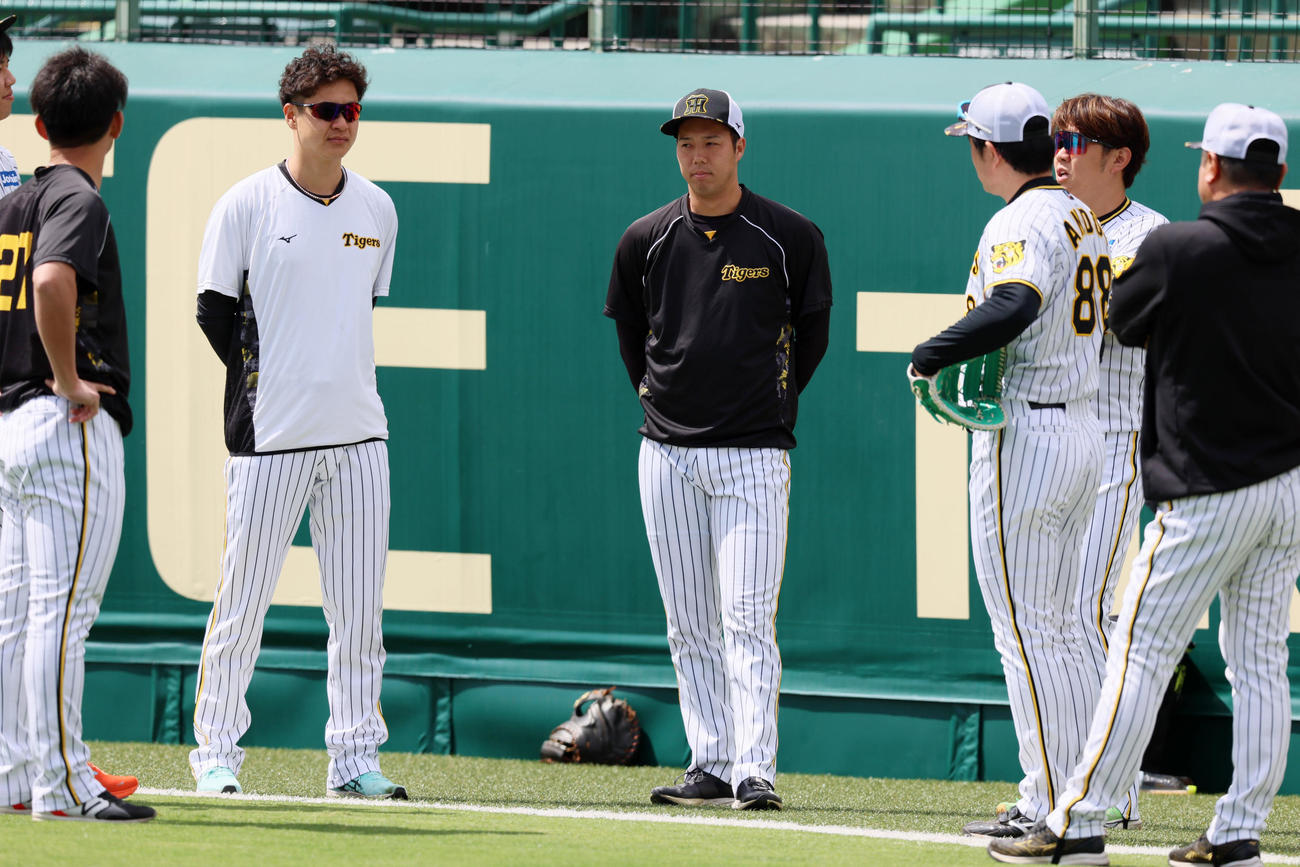 投手の指名練習に参加する左から伊藤将、大竹。青柳、安藤コーチ、西勇、片山ブルペン捕手（撮影・加藤哉）