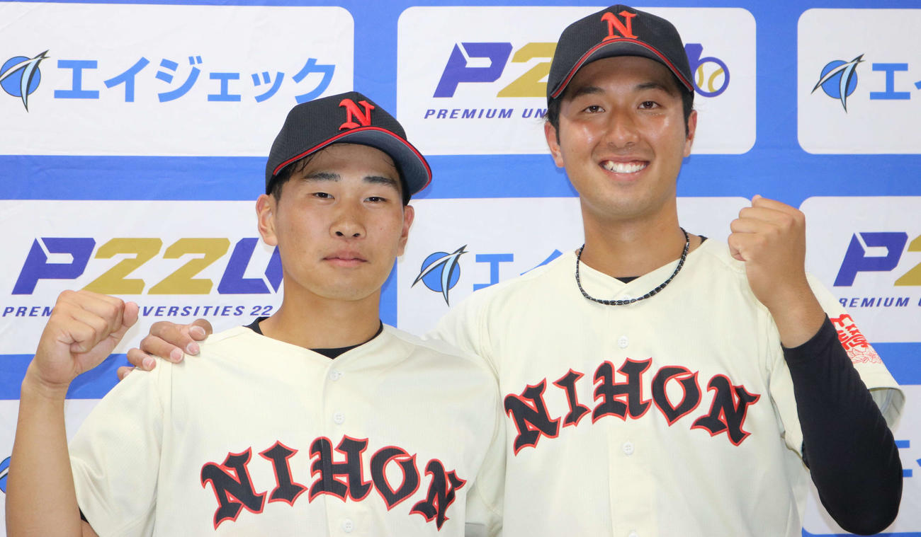 日大対国学院大　肩を組む3年生コンビの日大・川崎（左）と市川（撮影・塚本光）