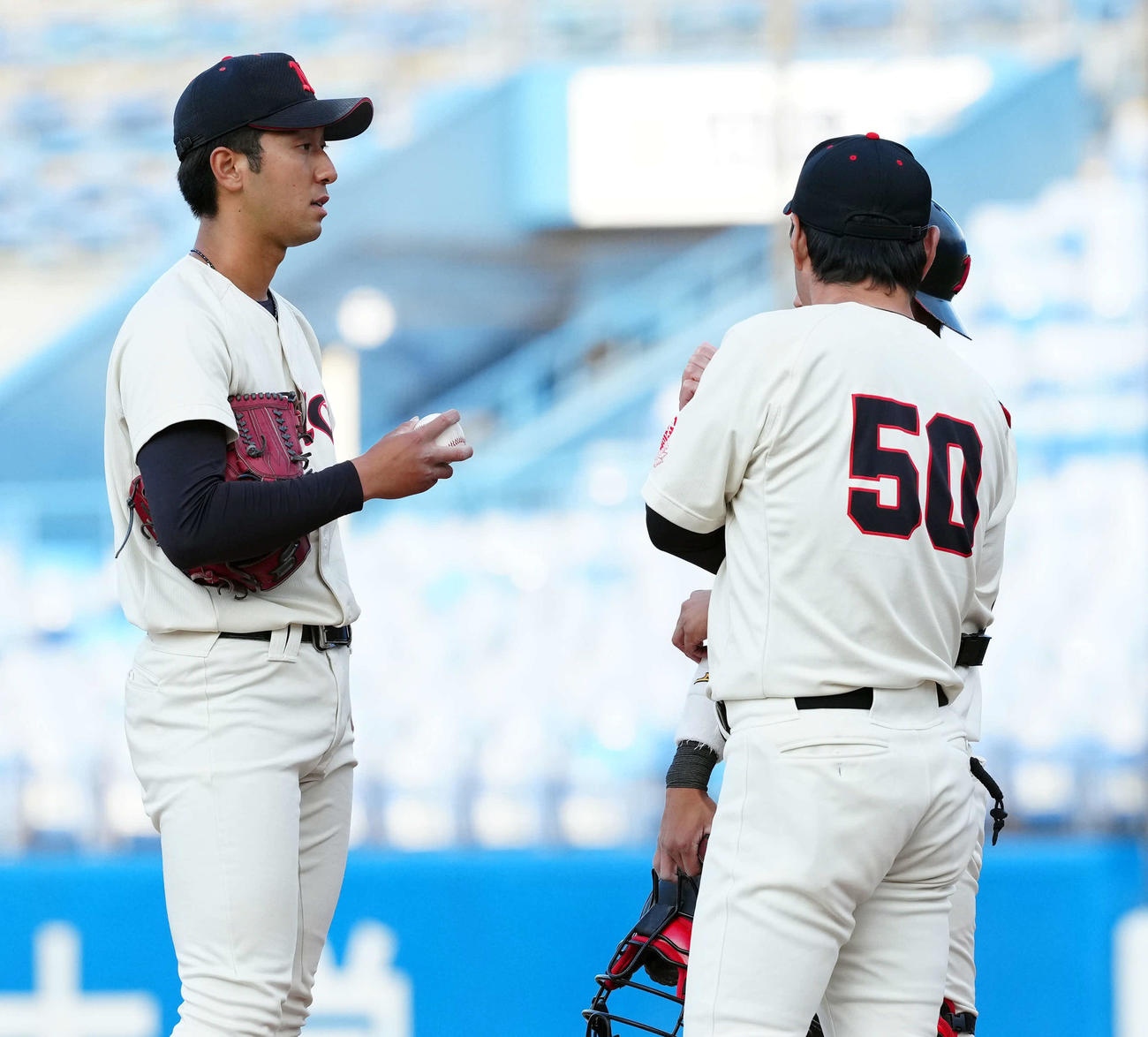 日大対国学院大　9回裏、片岡監督からマウンドで声をかけられる日大・市川（撮影・たえ見朱実）