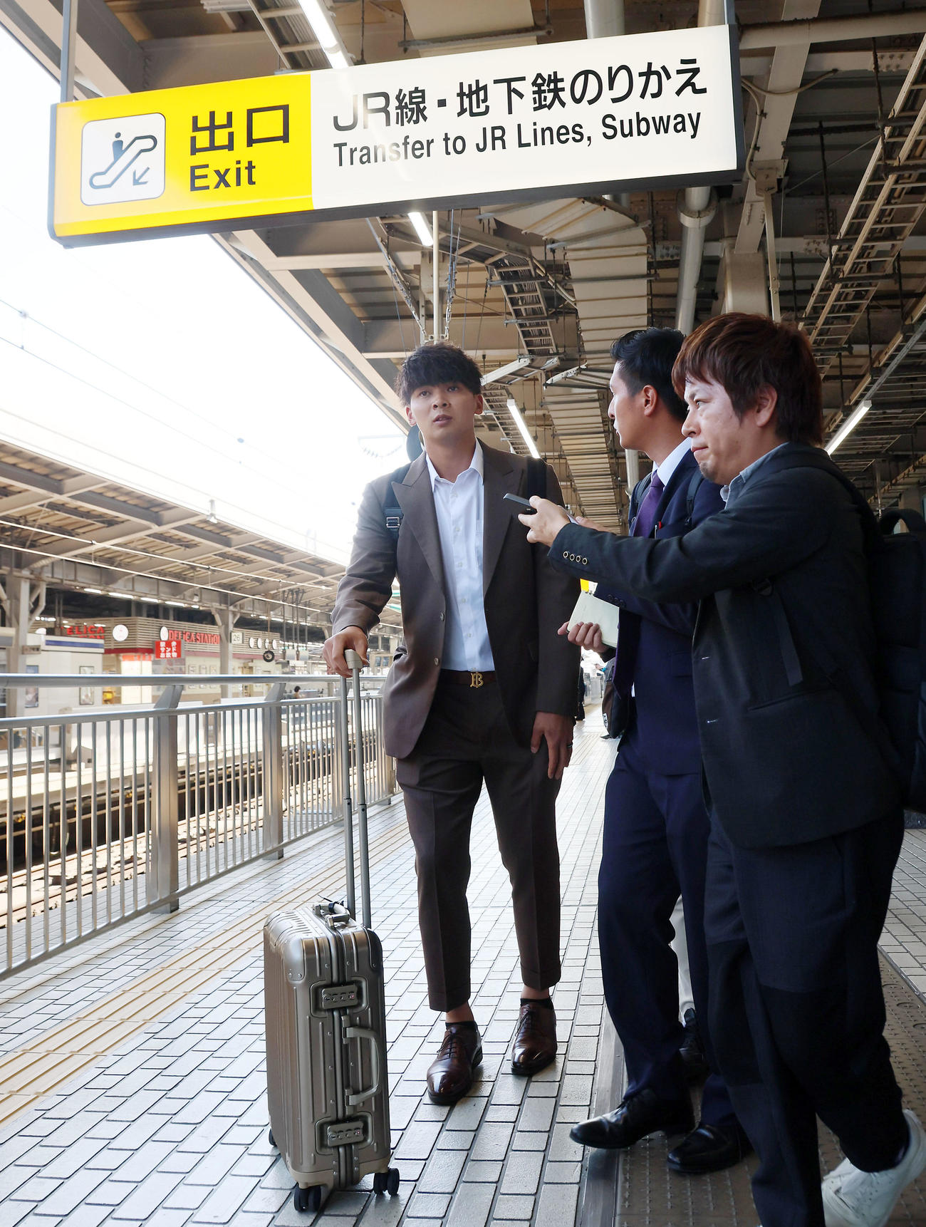 横浜へ移動する前、記者の質問に答える井上（撮影・加藤哉）