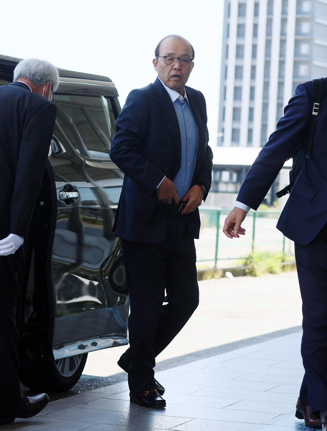 横浜へ移動する岡田監督（撮影・加藤哉）