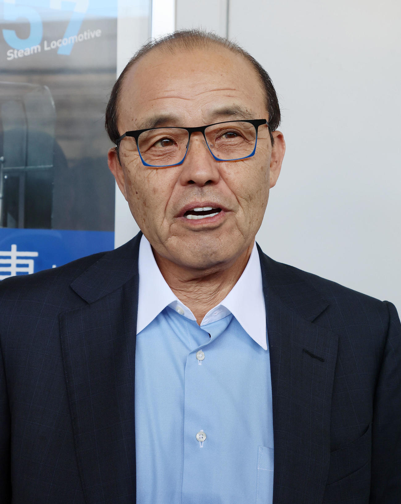 横浜へ移動する前、記者の質問に答える岡田監督（撮影・加藤哉）