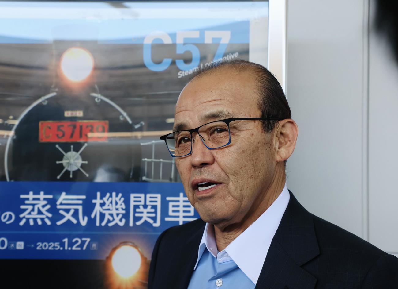 新幹線で横浜へ移動する岡田監督（撮影・加藤哉）