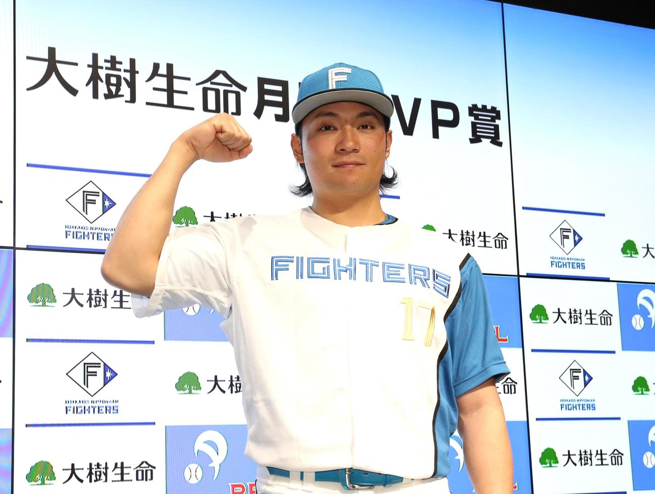 日本ハム対ロッテ　月間MVPに選出され笑顔の日本ハム伊藤（撮影・黒川智章）