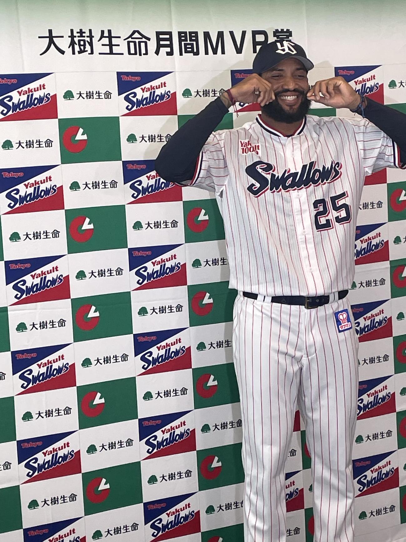 月間MVPを受賞し、笑顔を見せるヤクルトのサンタナ