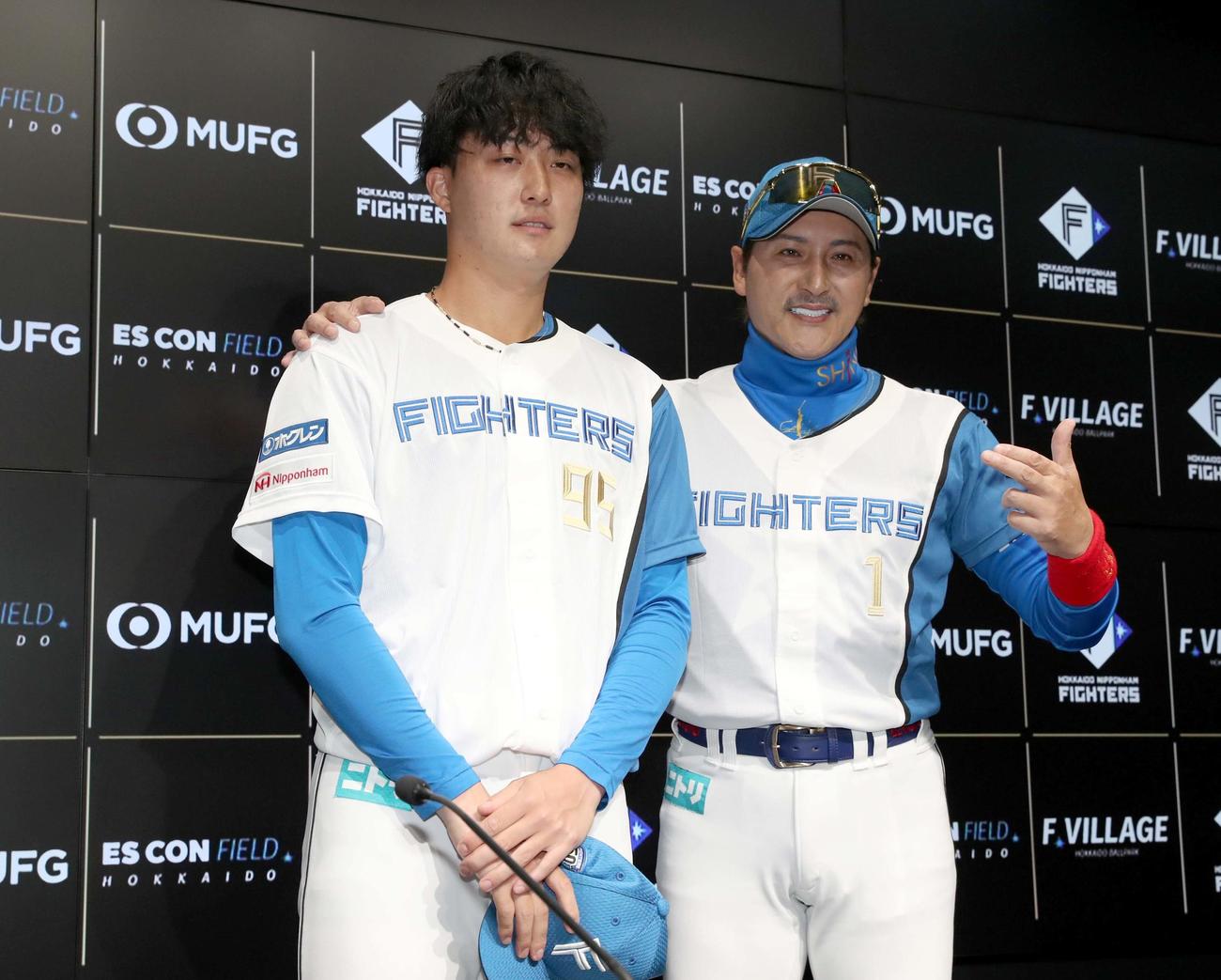 日本ハム対ロッテ　支配下登録された日本ハム柳川（左）とポーズをとる新庄監督（撮影・黒川智章）