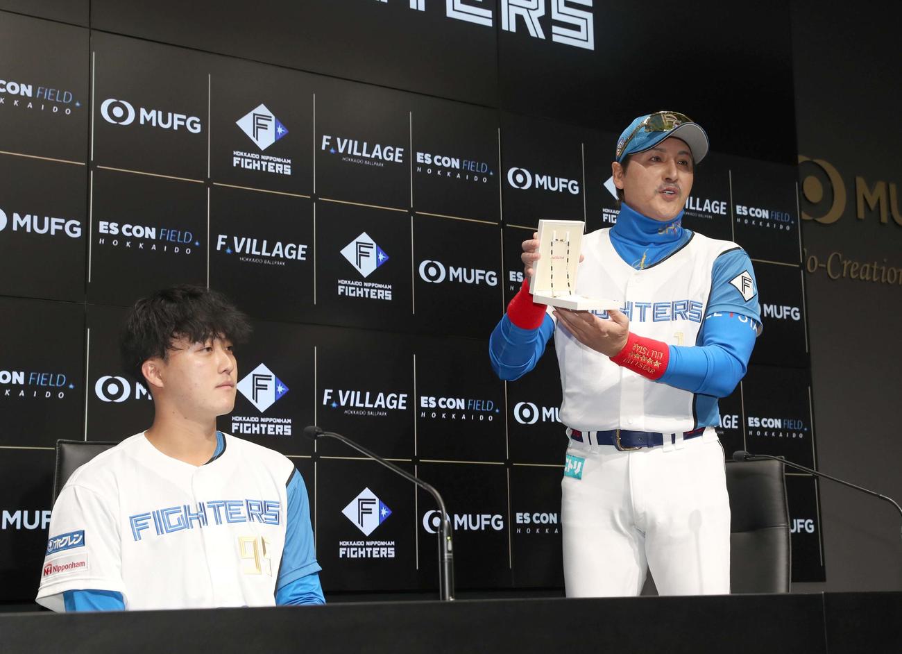 日本ハム対ロッテ　支配下登録された日本ハム柳川（左）にネックレスを贈る新庄監督（撮影・黒川智章）