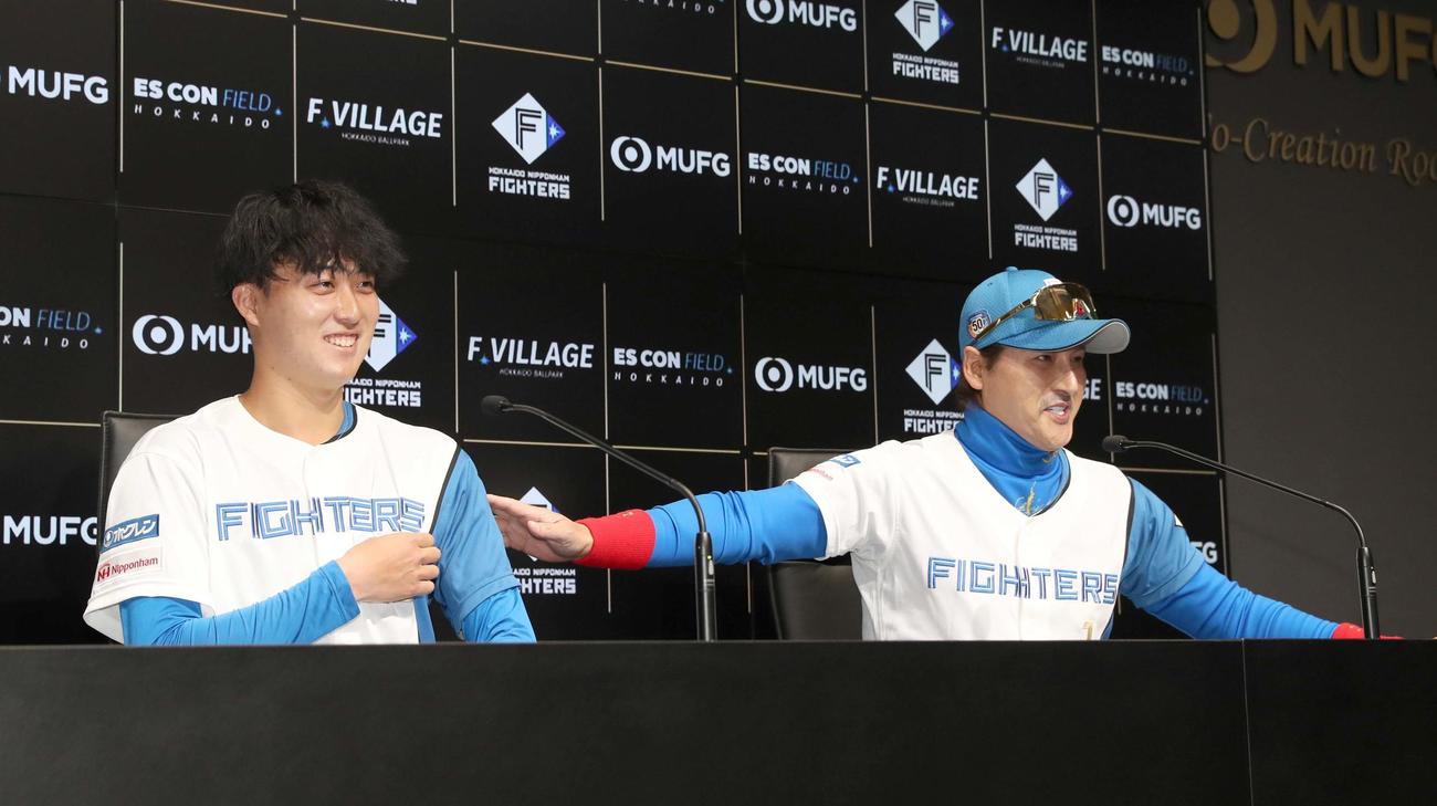 日本ハム対ロッテ　支配下登録された日本ハム柳川（左）と笑顔で会見する新庄剛志監督（撮影・黒川智章）